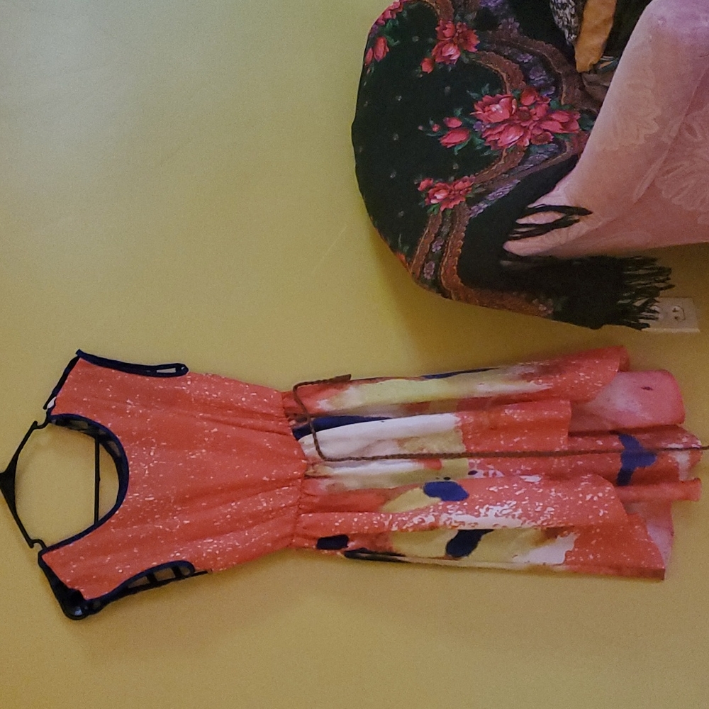 Hollywould High-Low dress, gorgeous bright colors! With stretchy around waist 🌸